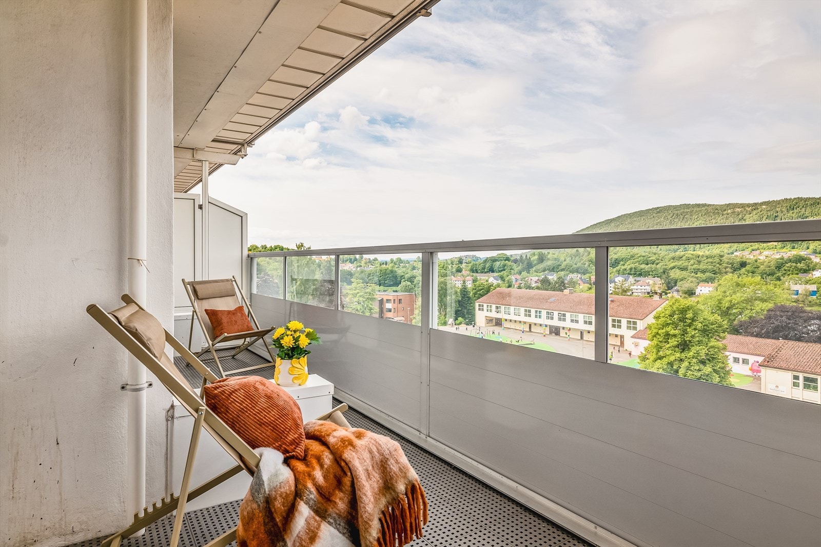 Vestvendt, solrik balkong på 9 kvm. Galleribilde