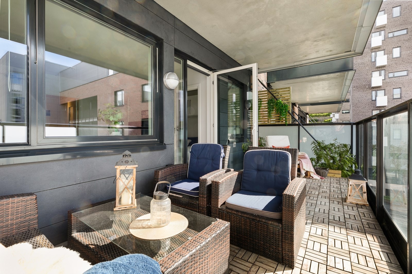 Gulvet er belagt med trebrikker på støpt betongdekke. Her er det plass til utemøblement, grill og sittegruppe. Galleribilde