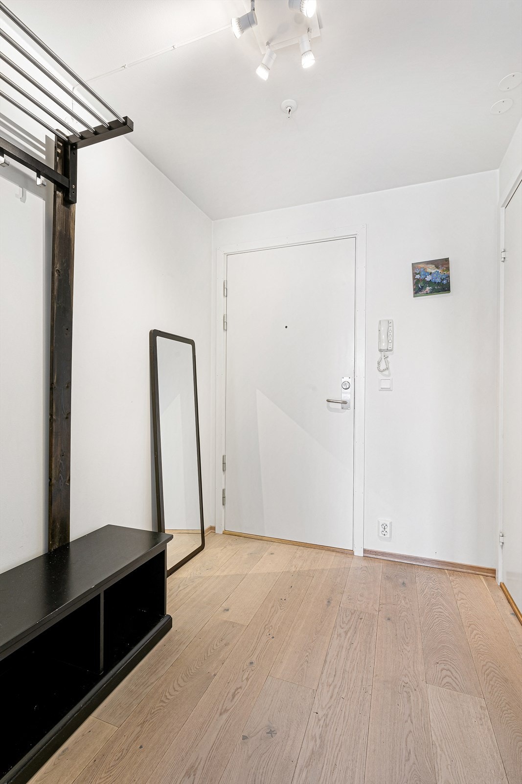 I det dere trer over dørstokken forstår dere umiddelbart hvilket lyst og åpent hjem dette er. Galleribilde