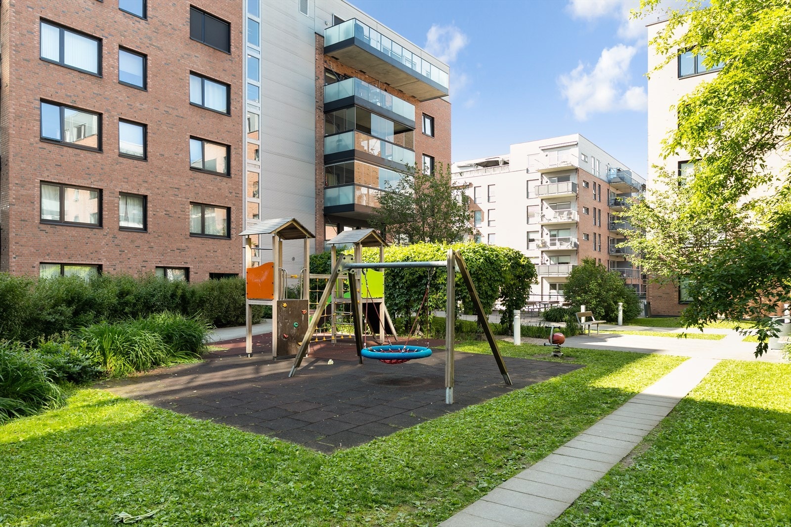 Rett utenfor døren er det hyggelige, opparbeidede grøntområder. Her er det hyggelig å komme hjem! Galleribilde