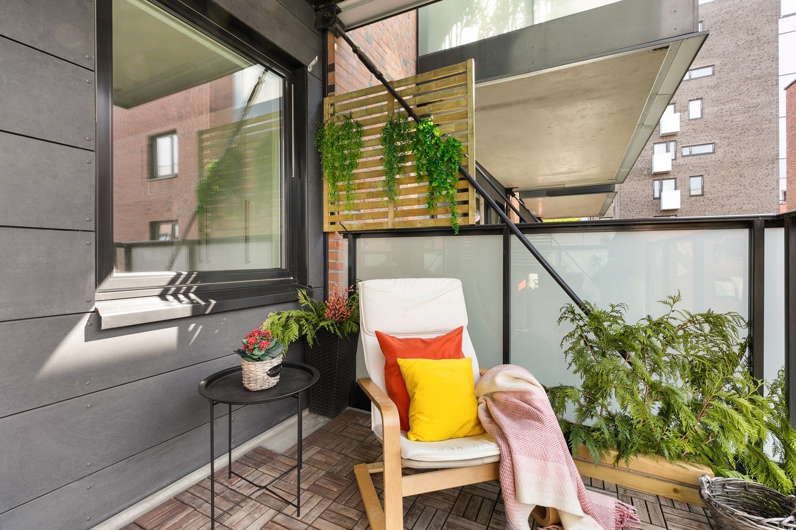 Med fine solforhold og hyggelig, åpent utsyn mot indre gård, ligger alt til rette for at varme dager kan nytes her! Galleribilde