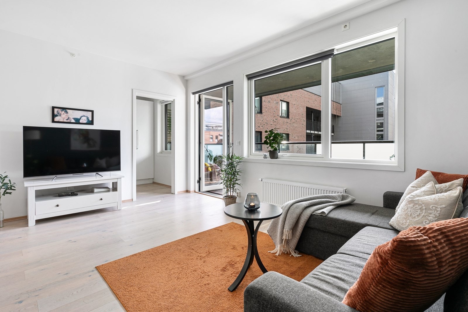 De store vinduene sikrer rikelig med lys og luft i rommet. Galleribilde