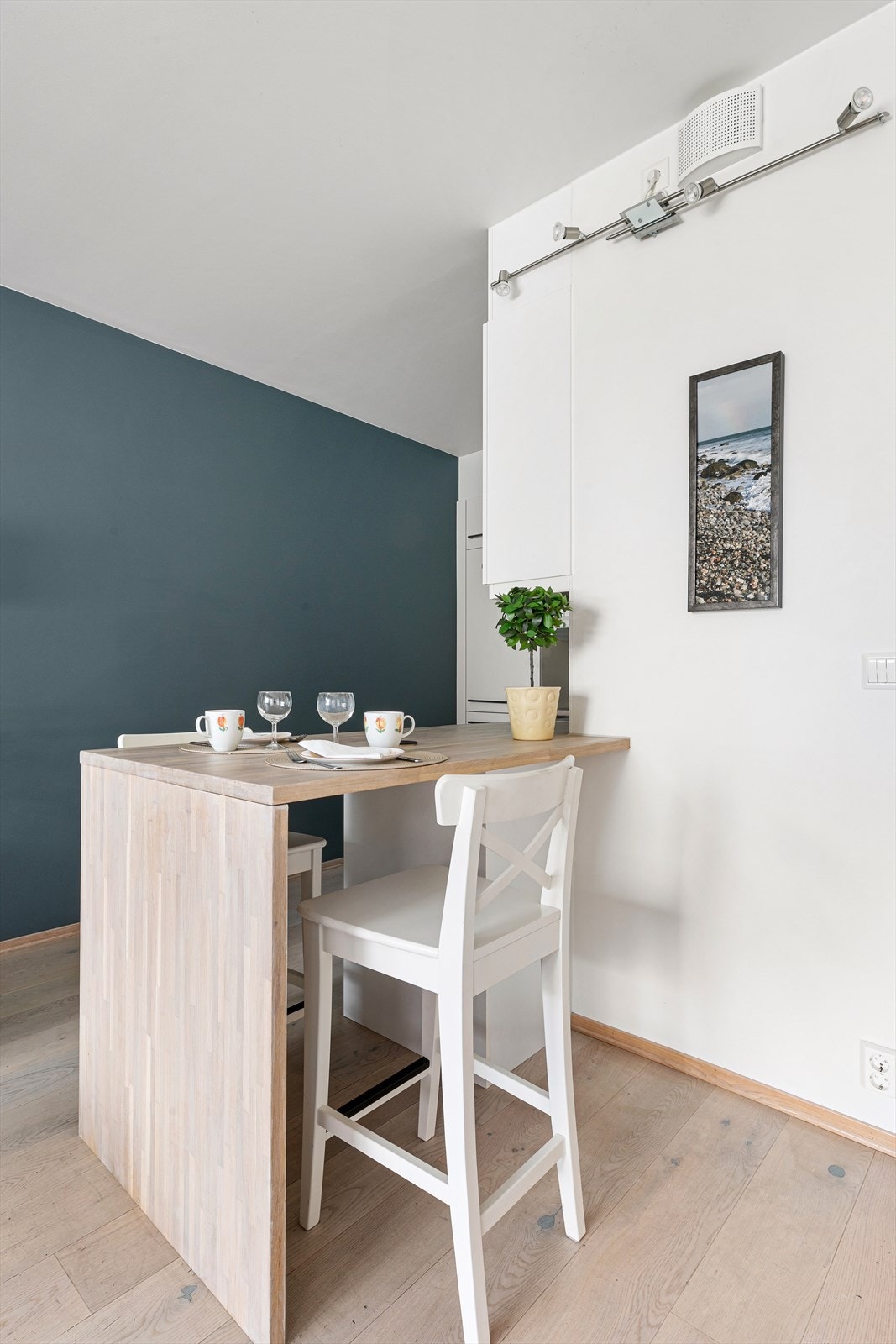 Forlengelsen av benkeplaten gir mer arbeidsplass og en hyggelig sitteplass for gjester. Galleribilde