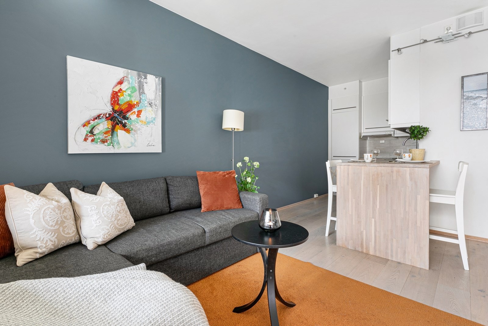 Lyst parkettgulv og lyse flater gjør det enkelt å sette sitt eget preg på dette luftige rommet. Galleribilde