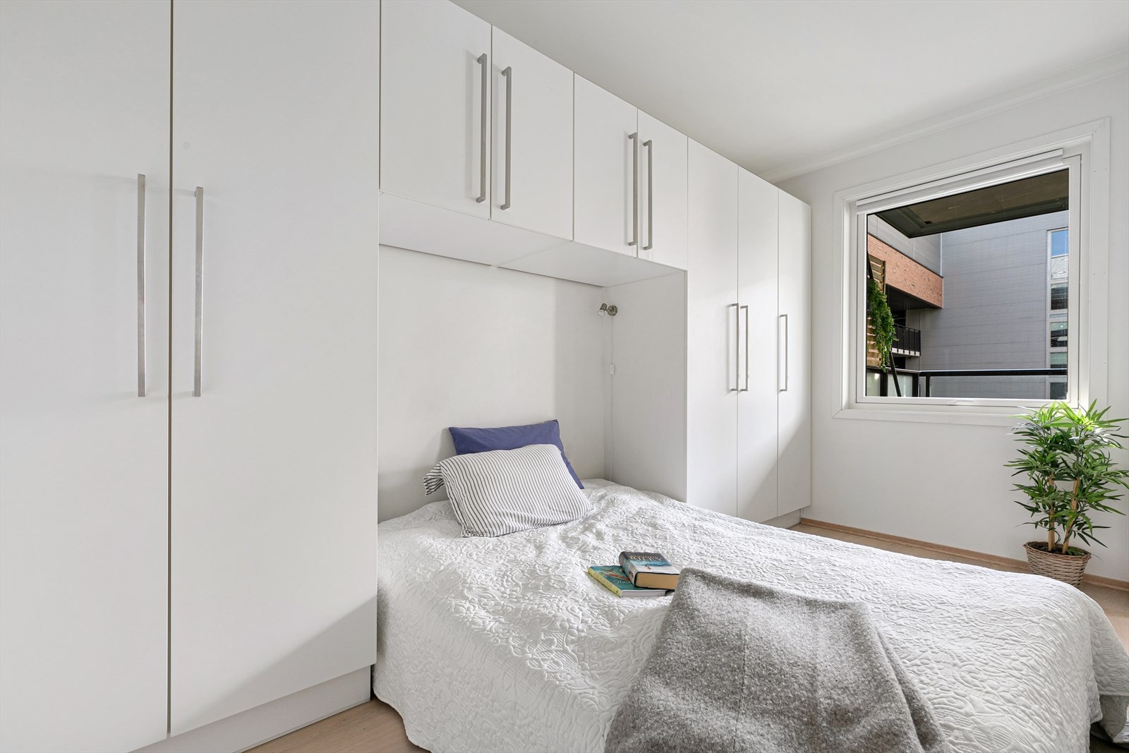 Fra stuen er det adkomst via to skyvedører til det innbydende soverommet. Her er det naturlig plass til dobbeltseng og skrivebord. Galleribilde