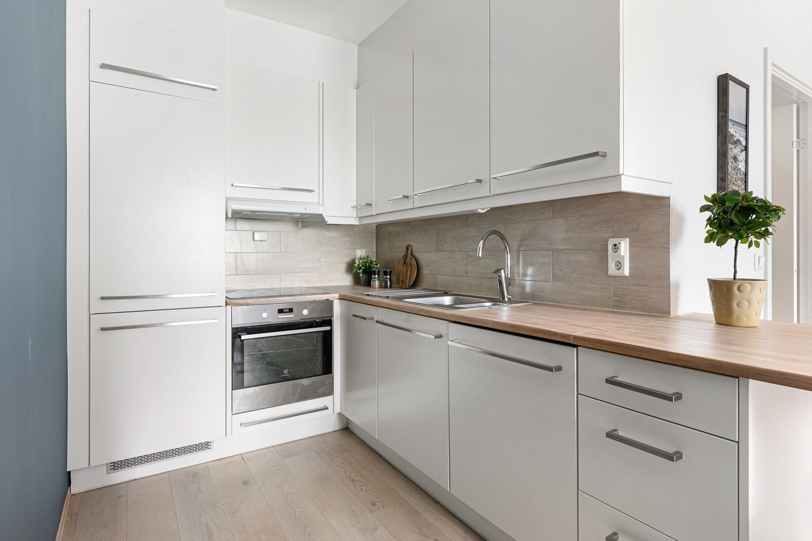 Det er godt med oppbevaringsplass i skuffer og skap som gjør det enkelt å holde orden. Av hvitevarer følger komfyr, induksjon platetopp, kjøl/fryseskap og oppvaskmaskin. Galleribilde