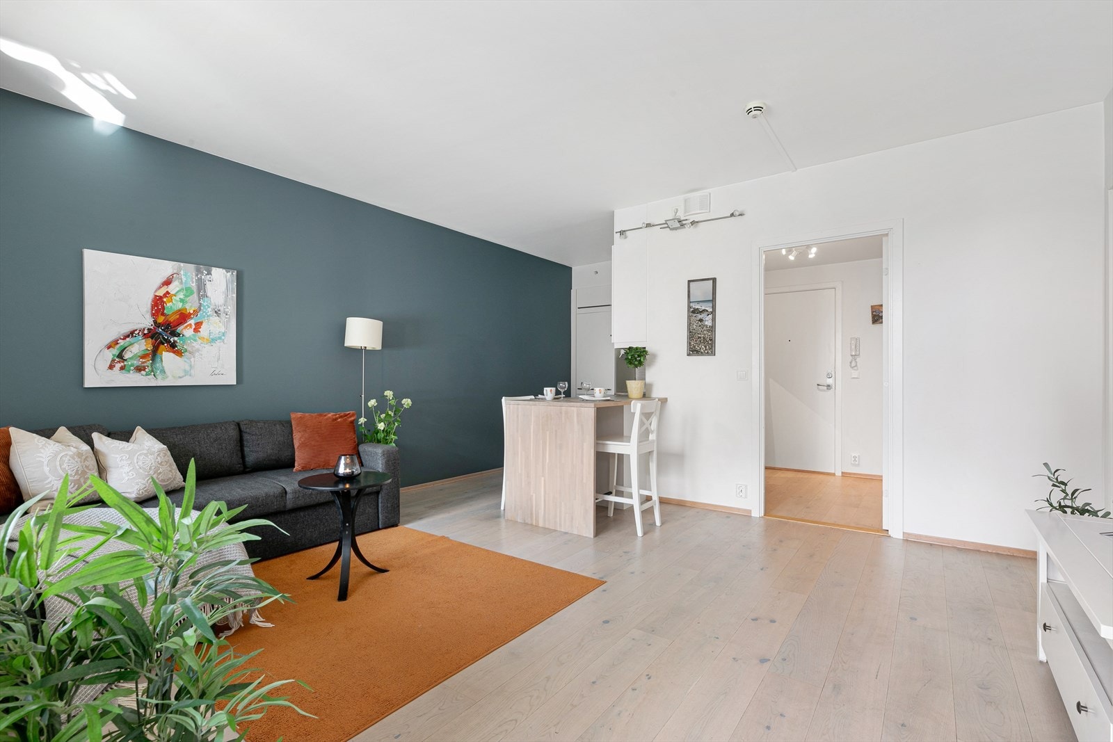 Selve stuen rommer plass til sofagruppe, bord, TV-benk og spisebord. Galleribilde