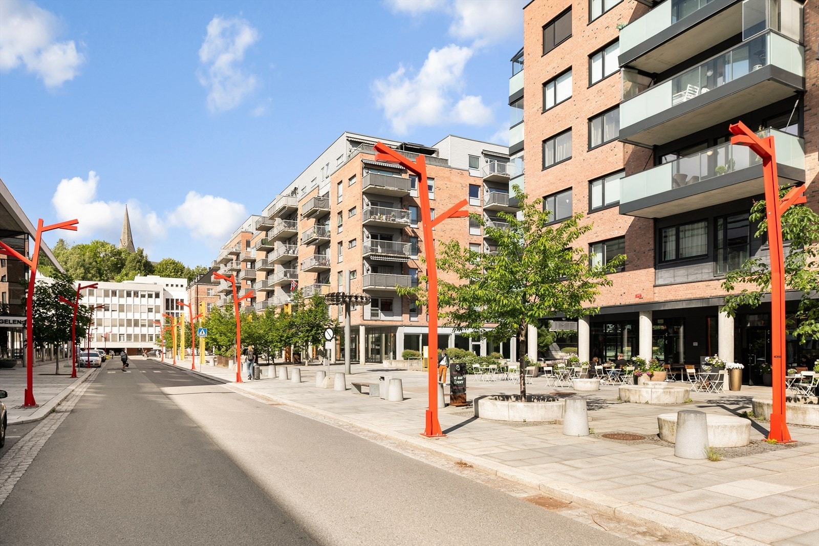 Fra leiligheten er det kort vei til "sentrum" med treningssenter, bussholdeplass, matbutikk og apotek mm. Galleribilde