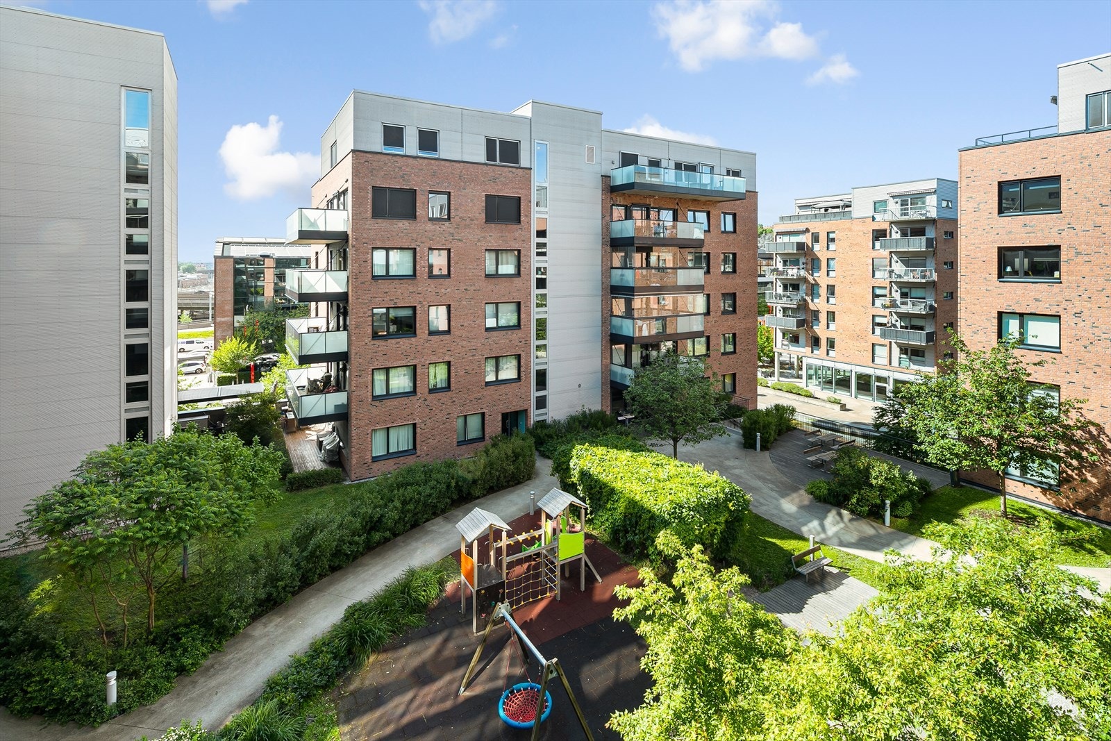 Hyggelig, åpent utsyn fra balkongen mot indre gård. Galleribilde