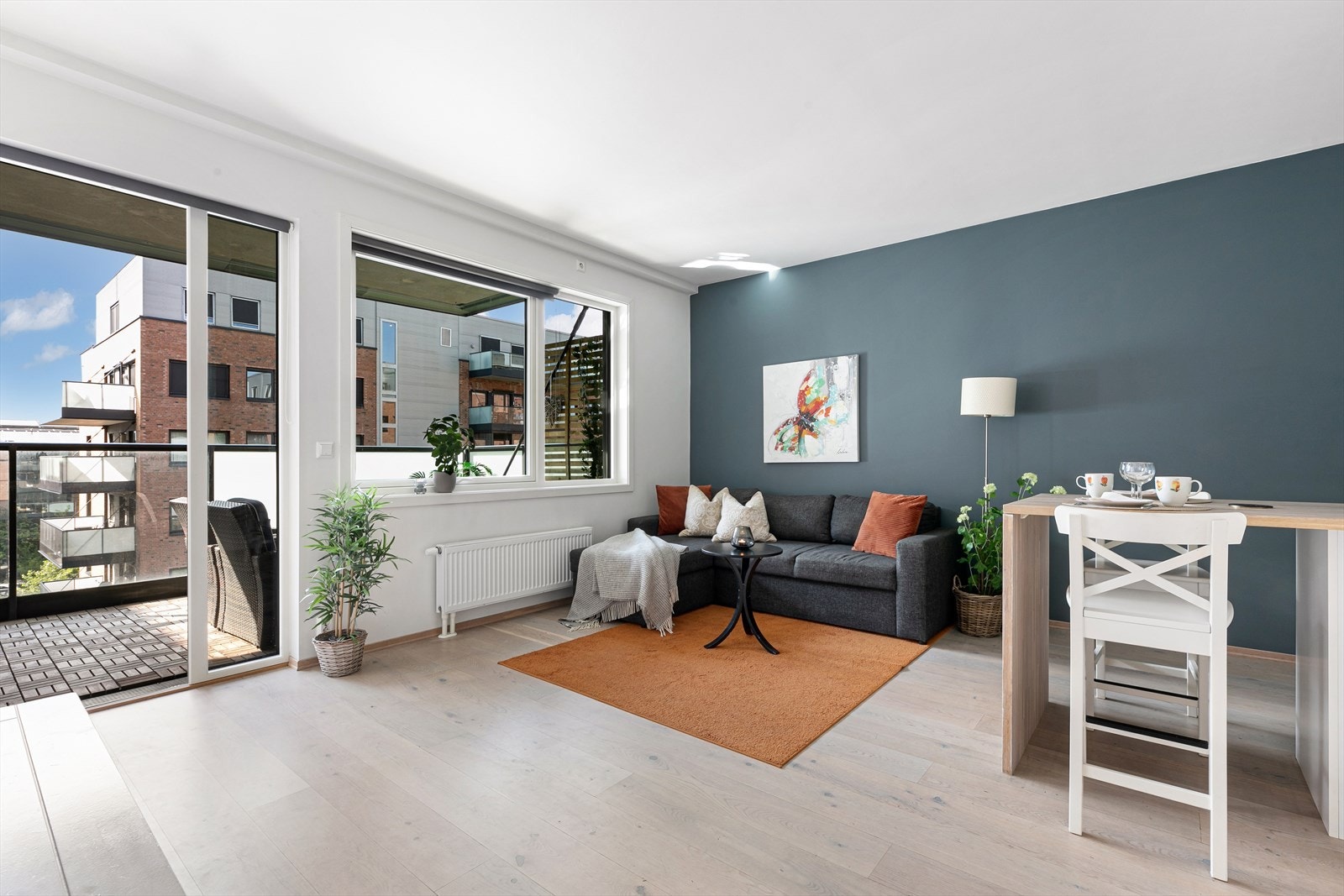 Leiligheten har en sosial, åpen løsning mellom stue og kjøkken, noe dagens eier selv har satt stor pris på. Her kan man sosialisere og kokkelere på samme tid! Galleribilde