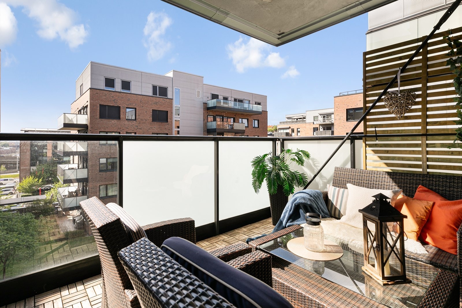 Fra stuen er det utgang til den herlige, vestvendte balkongen som er på ca.13,5m². Galleribilde