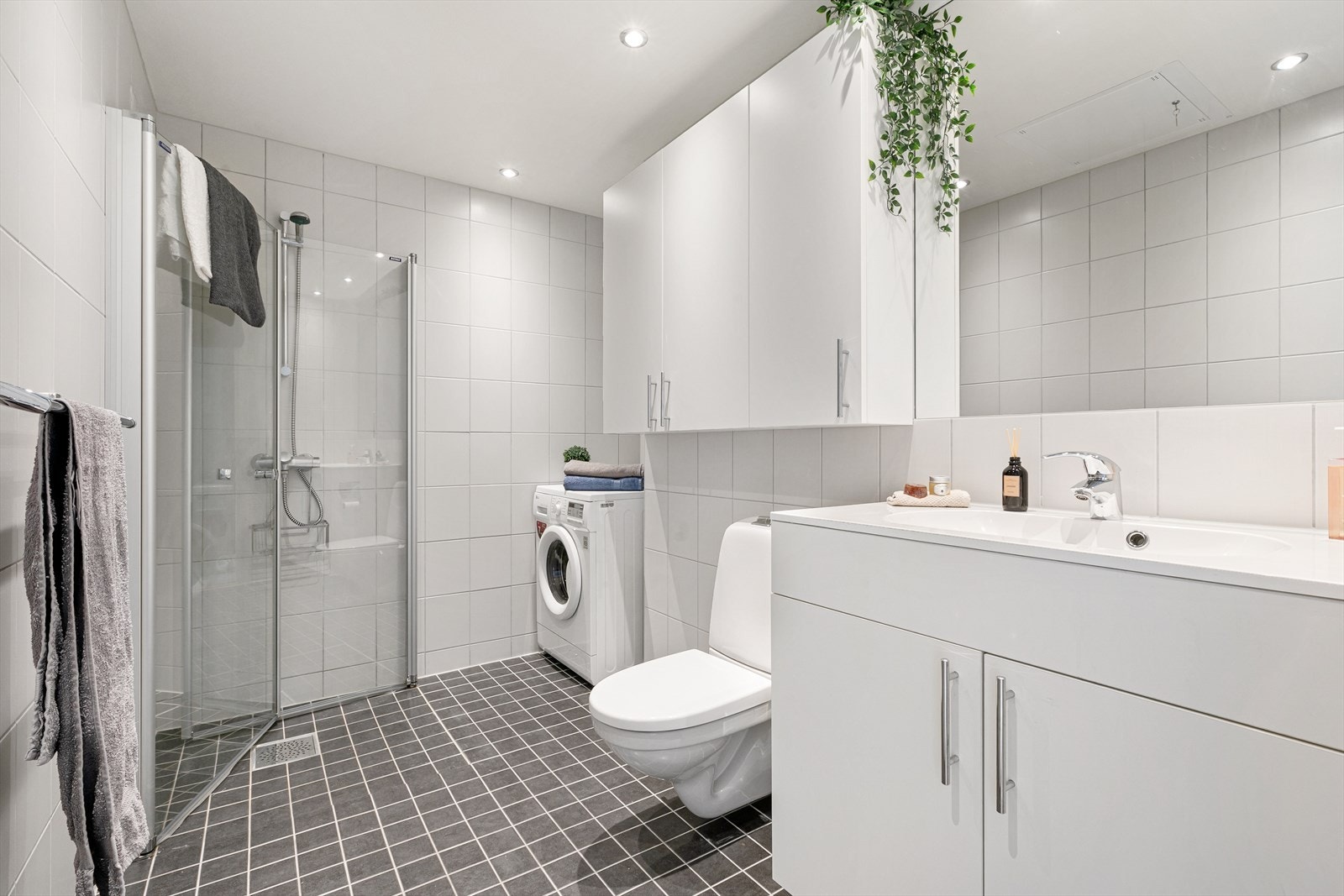 Baderommet fra 2018 er av god størrelse og holder høy standard. Galleribilde