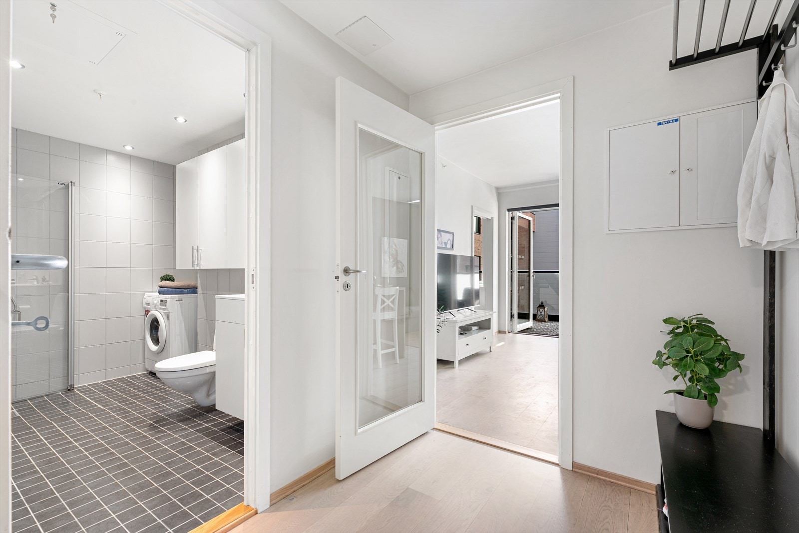 Gangen er romslig med god plass til yttertøy og sko! Galleribilde