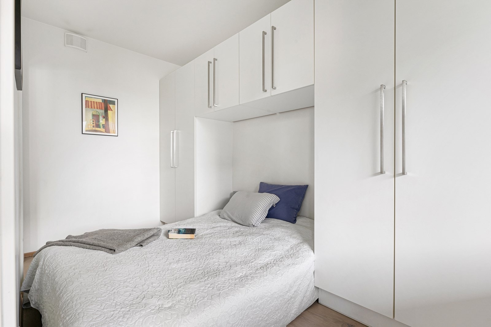 Stor garderobeløsning sikrer godt med oppbevaringsplass for klær og sko. Her kan en god natts søvn nytes i rolige omgivelser, skjermet fra trafikk og støy. Galleribilde