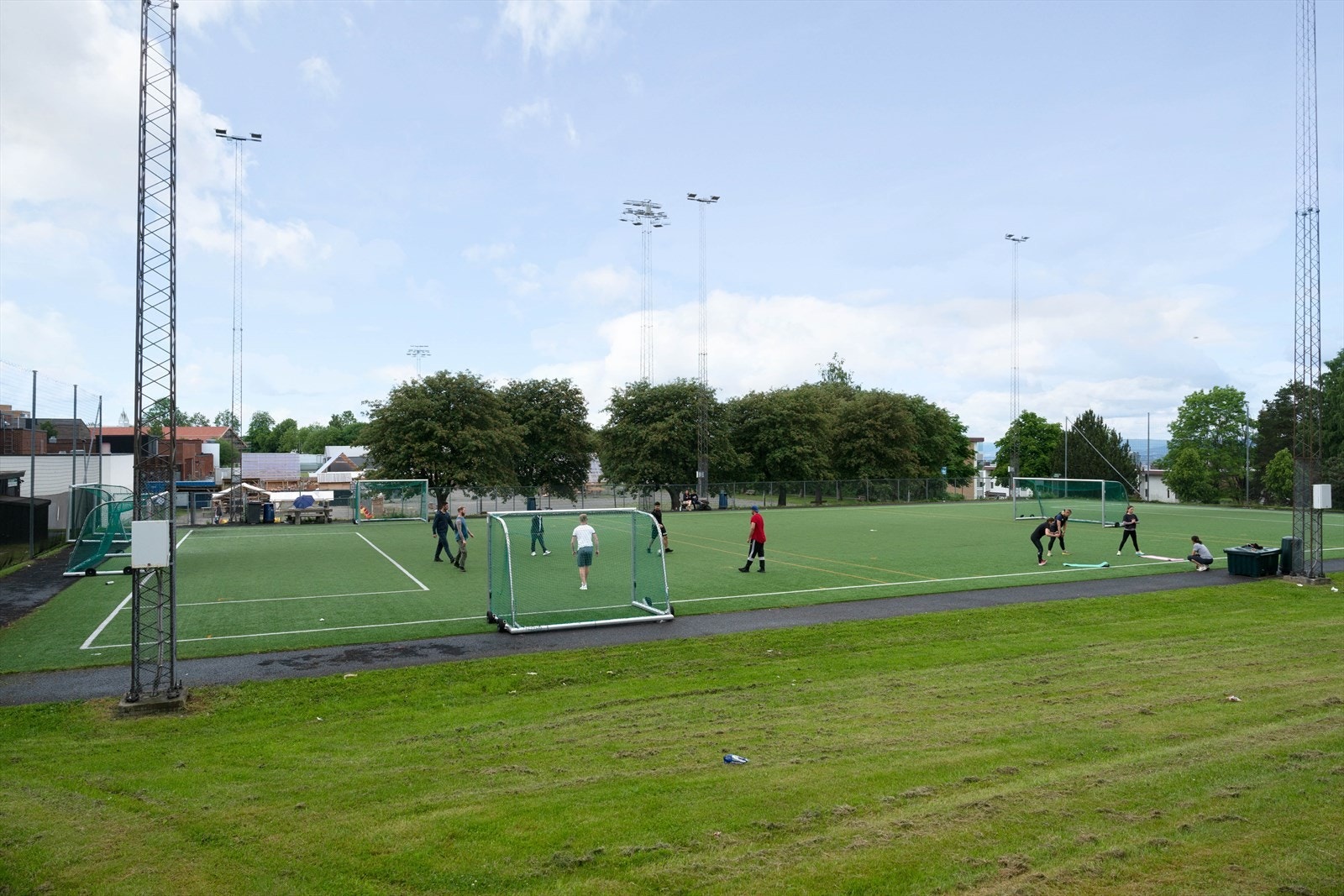 Området har kort vei til lekeplass, fotballbane, lysløype, skiløyper, ridesenter og treningssenter, samt Nordre Skøyen hovedgård. Galleribilde