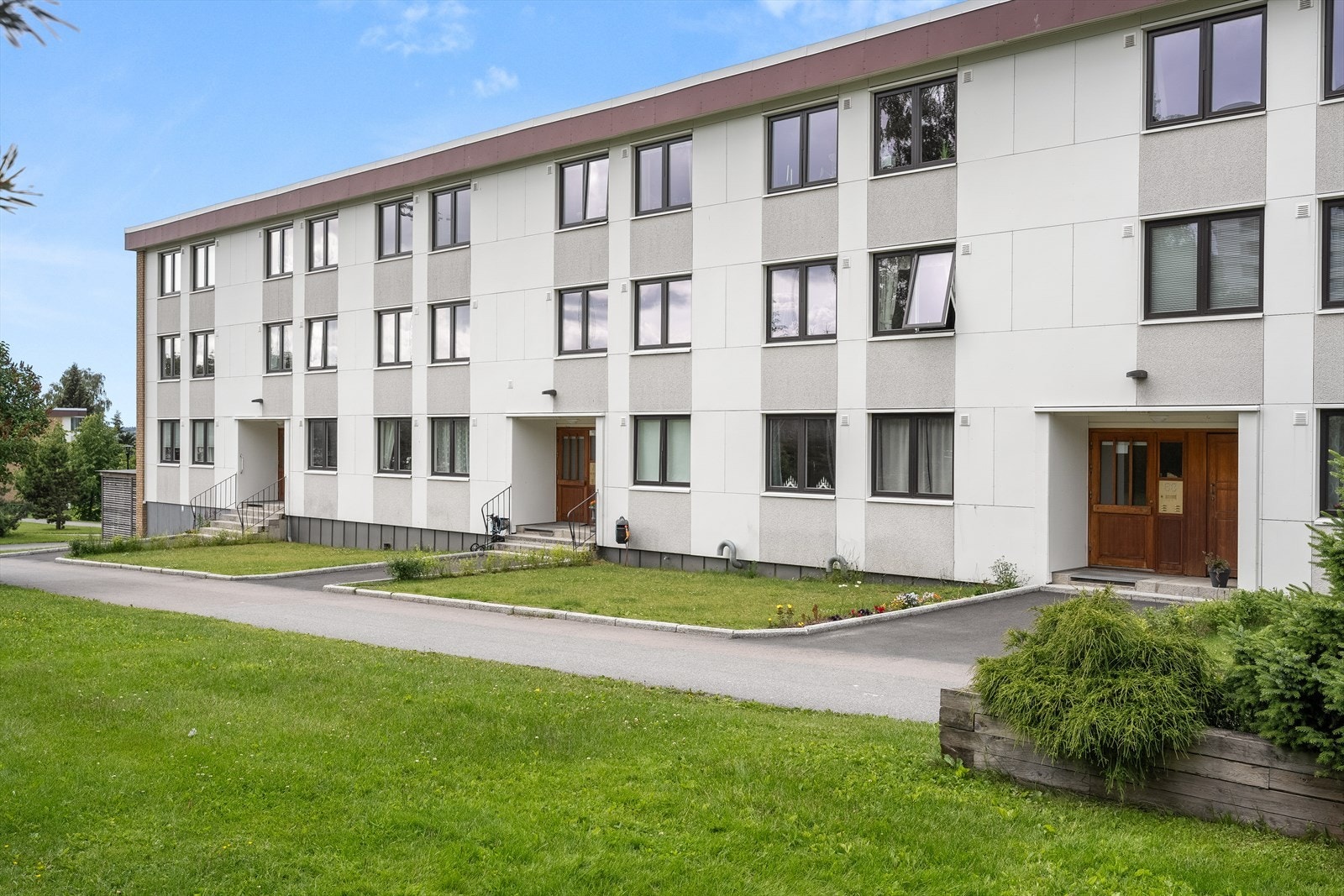 Lohøgda borettslag består av 777 andelsleiligheter, fordelt 94 oppganger i 15 lavblokker. Galleribilde