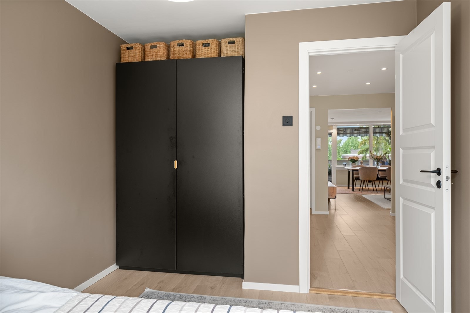 Godt om oppvaringsplass i garderobeskap. Galleribilde