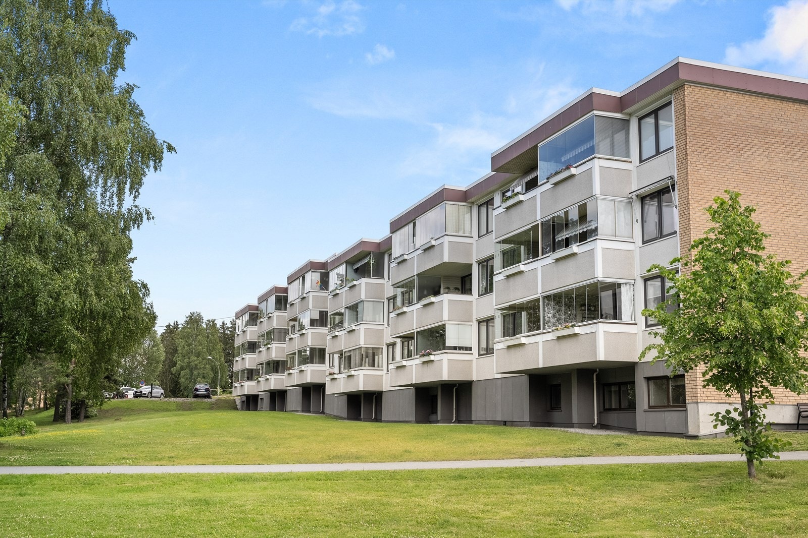 Eiendommen ligger i et etablert og attraktivt boligområde på Tveita i Oslo, med nærhet til skoler, barnehager, offentlig kommunikasjon, samt et rikt utvalg av fasiliteter og servicetilbud. Galleribilde