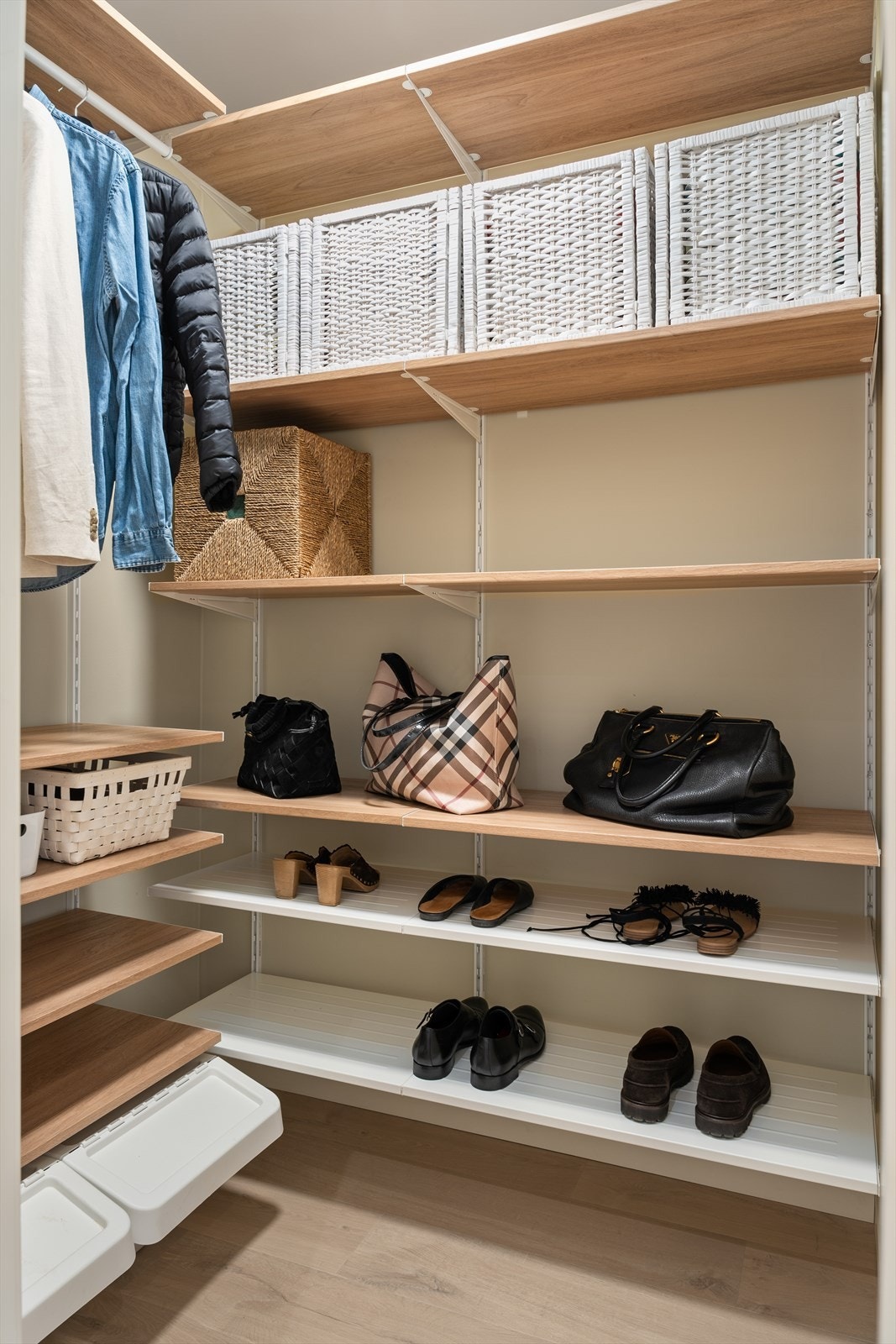 Godt om oppvaringsplass i innvendig bod. Brukes i dag som "Walk-in closet" . Galleribilde