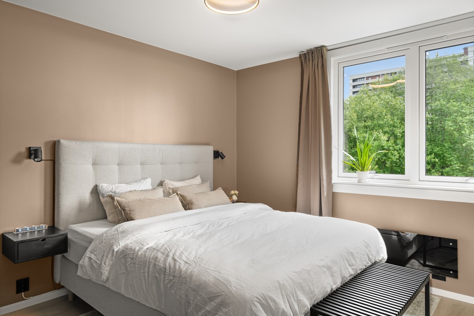 Fint soverom med plass til dobbeltseng og tilhørende møblement Galleribilde