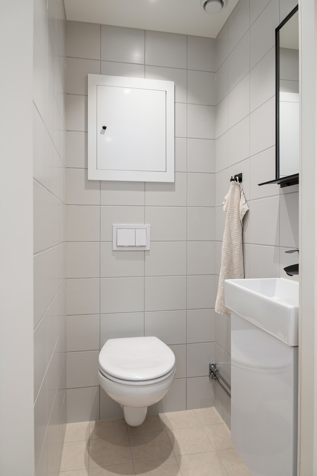 Lekkert separat wc fra 2019 tatt regi av borettslag. Flislagt gulv med gulvvarme (elektrisk). Galleribilde