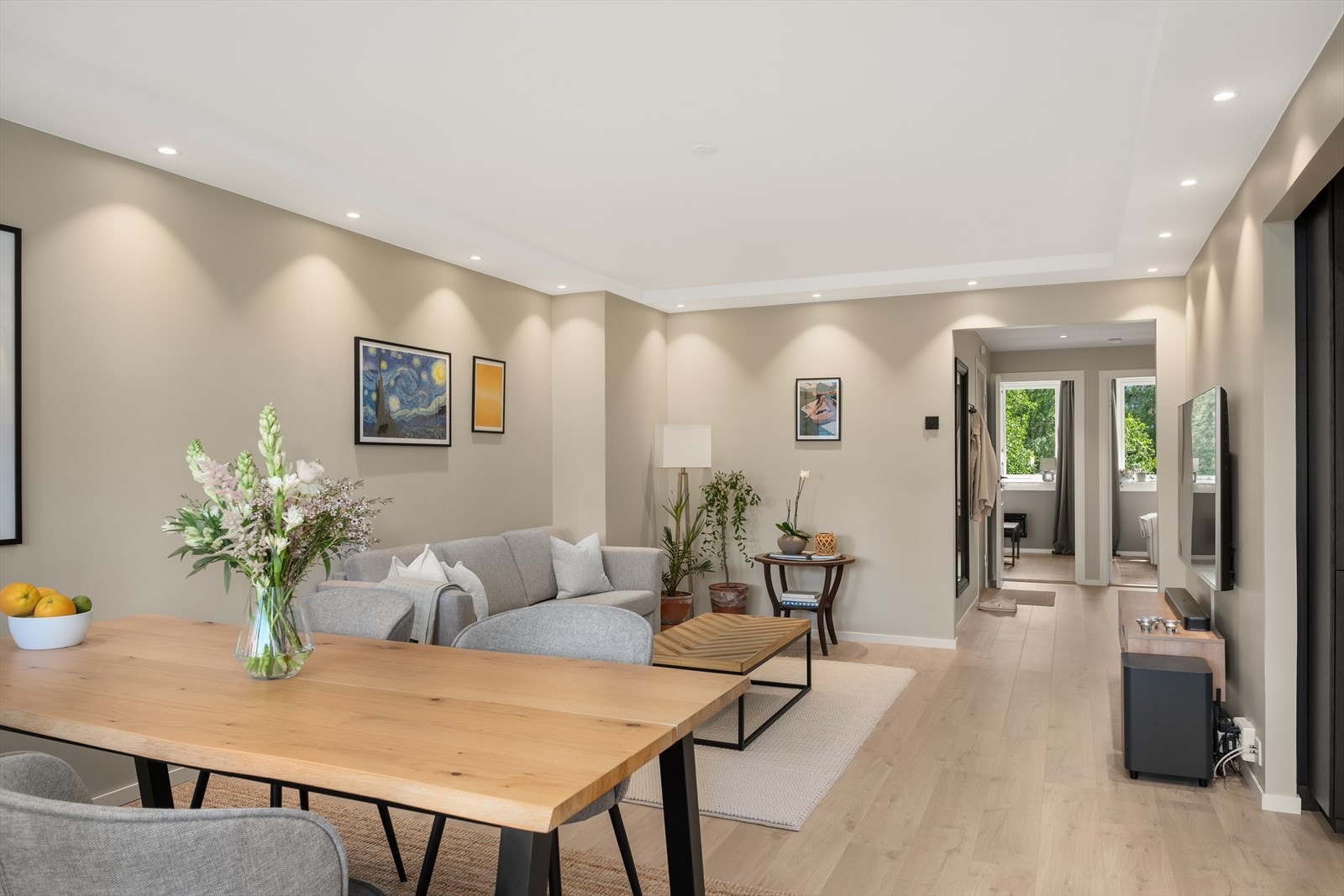 Delikate fargevalg (malt 2022) vegger og himling og nytt laminatgulv i hele leiligheten i 2022. Galleribilde