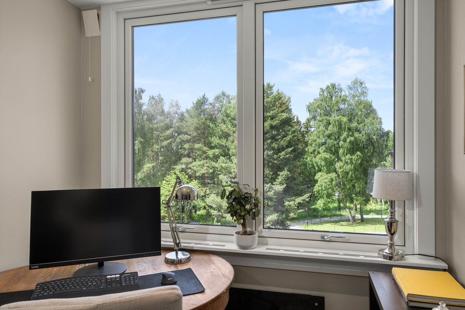 Stort vindu som slipper in mye lys. Akkurat som med balkongen kan man også her nyte ettermiddags-/kveldsolen. Galleribilde