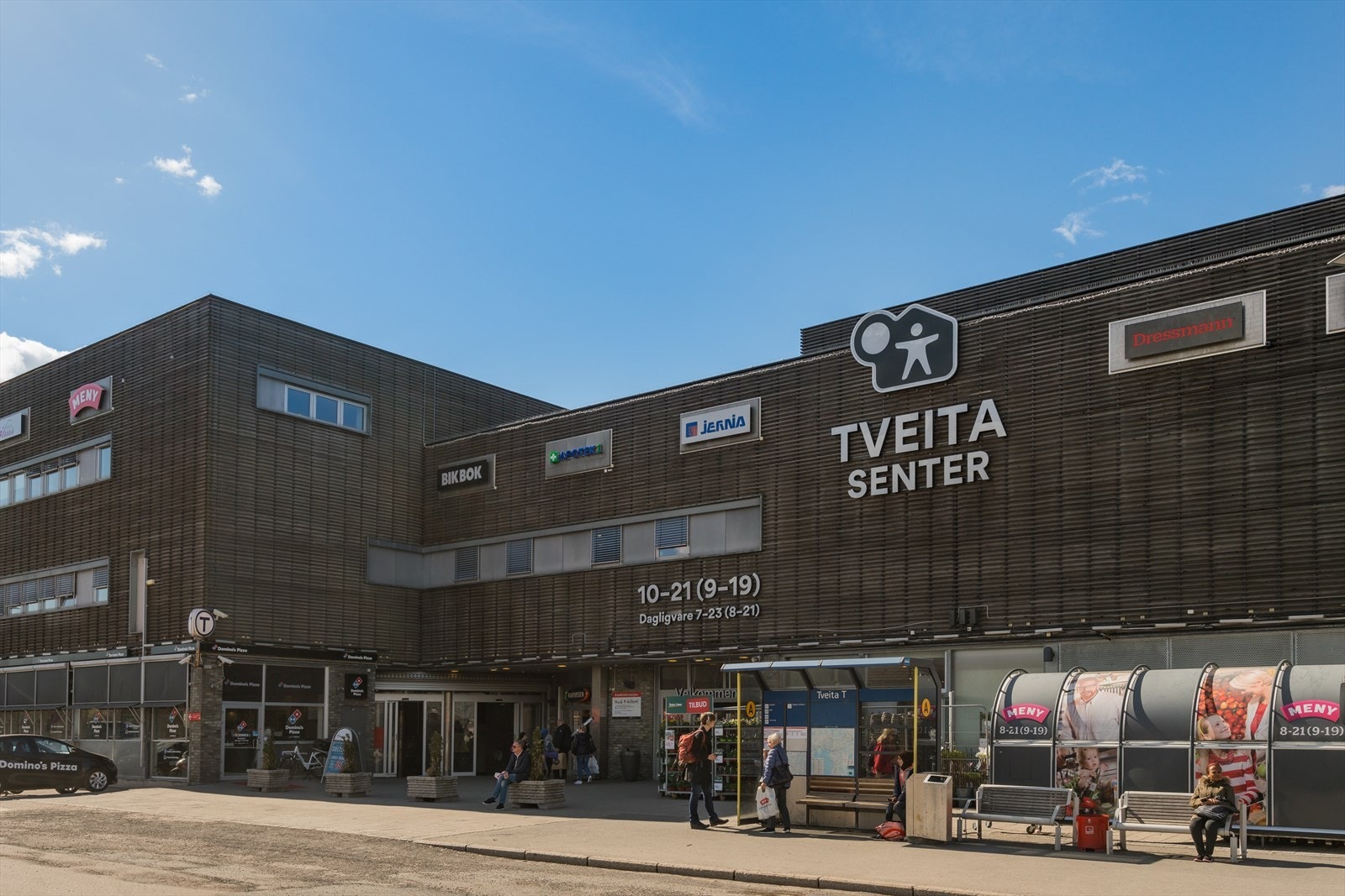 Dagligvarehandelen kan gjøres ved bl.a. Meny, og Rema 1000. Ønsker du ytterligere servicetilbud har Tveita senter et godt og variert utvalg. Galleribilde