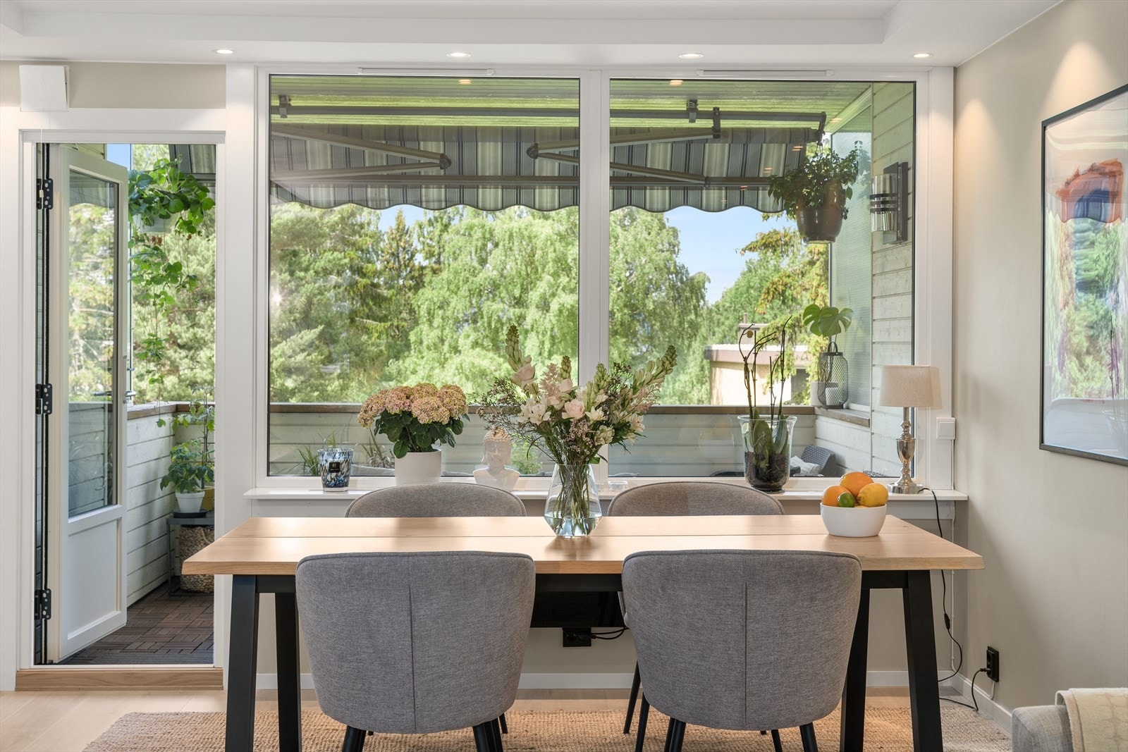 Store vindusflater som gir mye lys og en god romfølelse Galleribilde