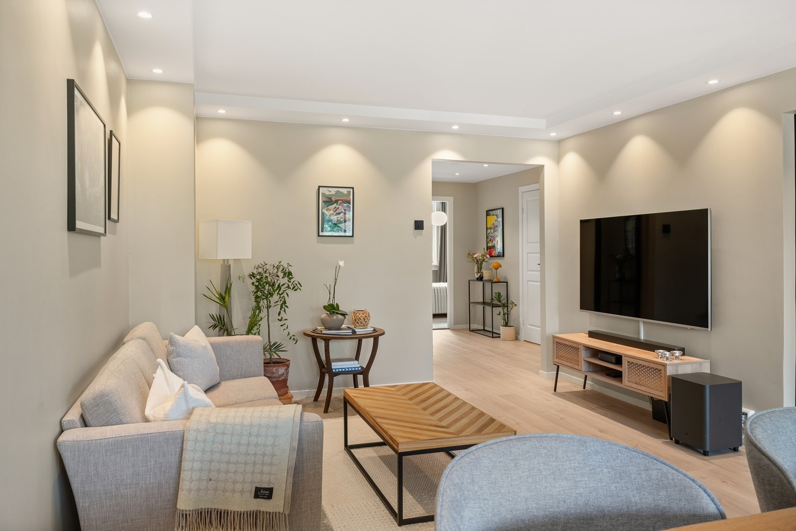 Senket tak og nye downlights i stuen, kjøkken, Kontoret/soverom entre, spotlight kasse (2022). Galleribilde