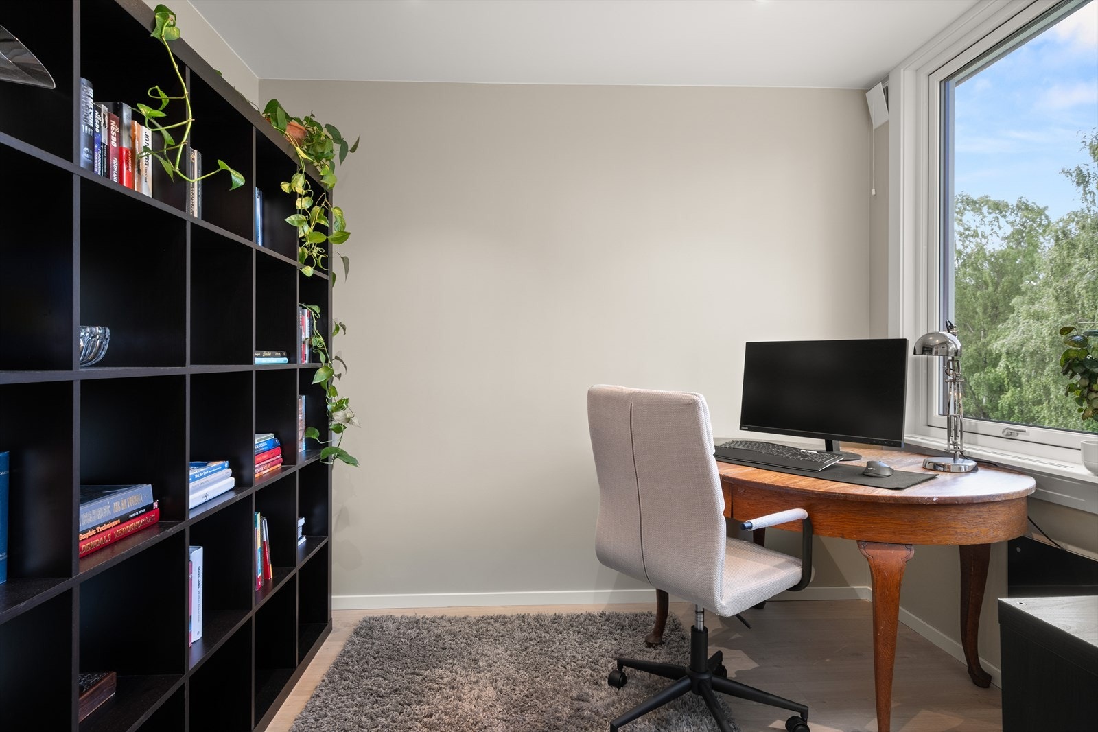 Rommet brukes i dag som kontor men går også fint å innrede som soverom og har plass til enkeltseng og tilhørende møblement. Galleribilde