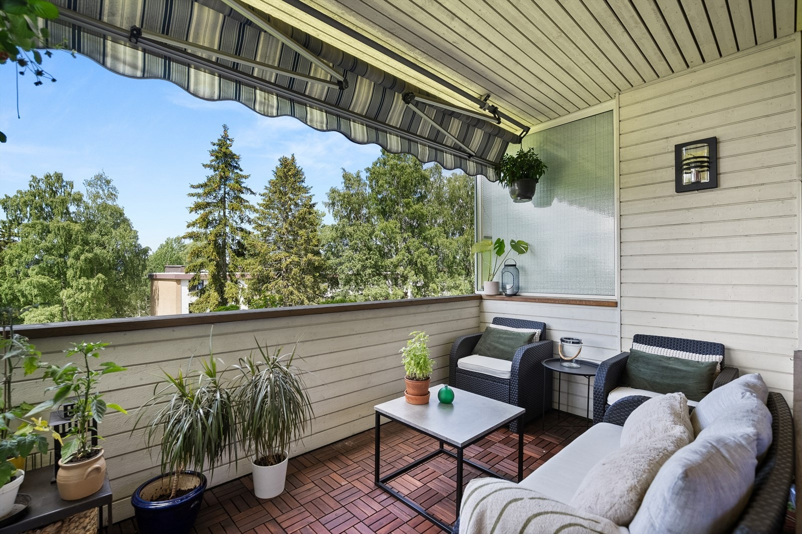 Elektrisk markise og lys på balkongen. Galleribilde