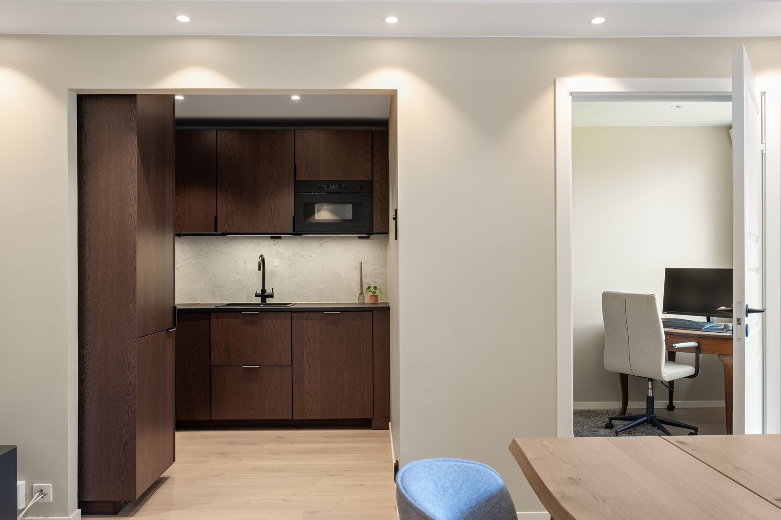 Lekkert åpent IKEA-kjøkken (Metod) fra 2022. Galleribilde