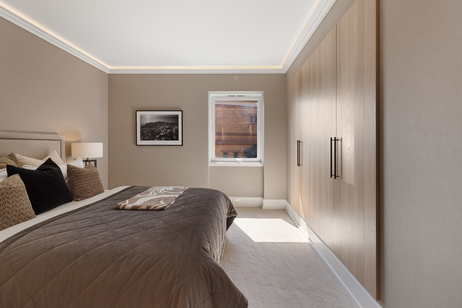 Garderobeskap fra Ikea med led belysning Galleribilde