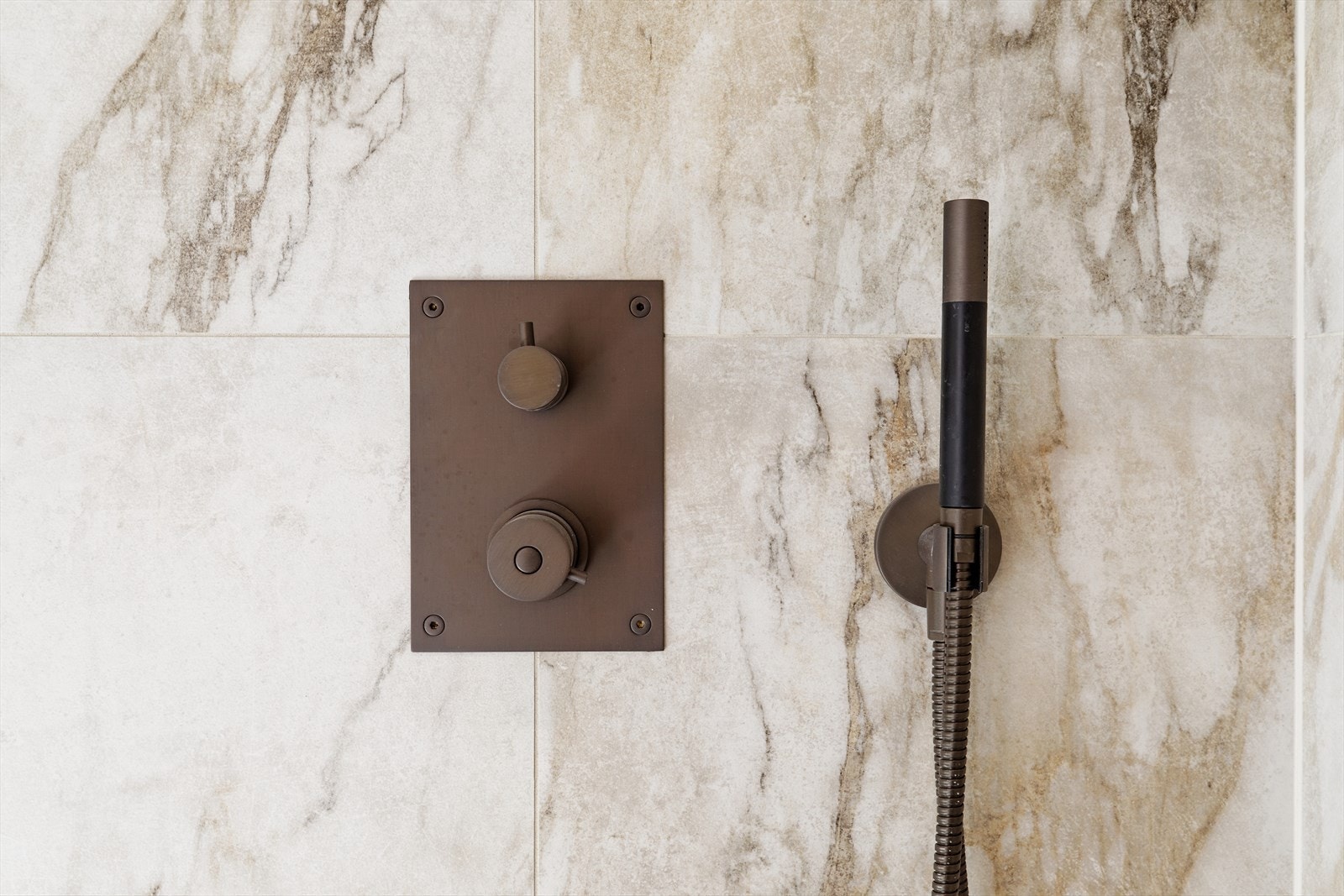 Blandebatterier og shower dusj i mørk bronse fra Tapwell Galleribilde