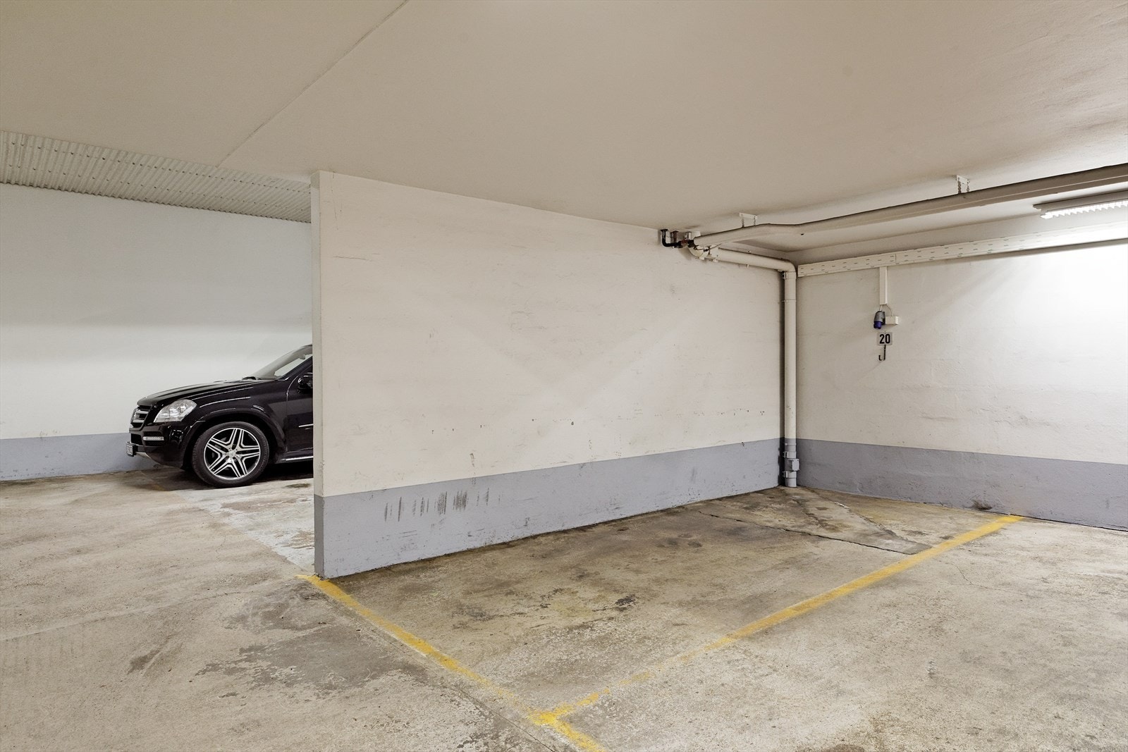 Garasjeplass med mulighet for å montere lader Galleribilde