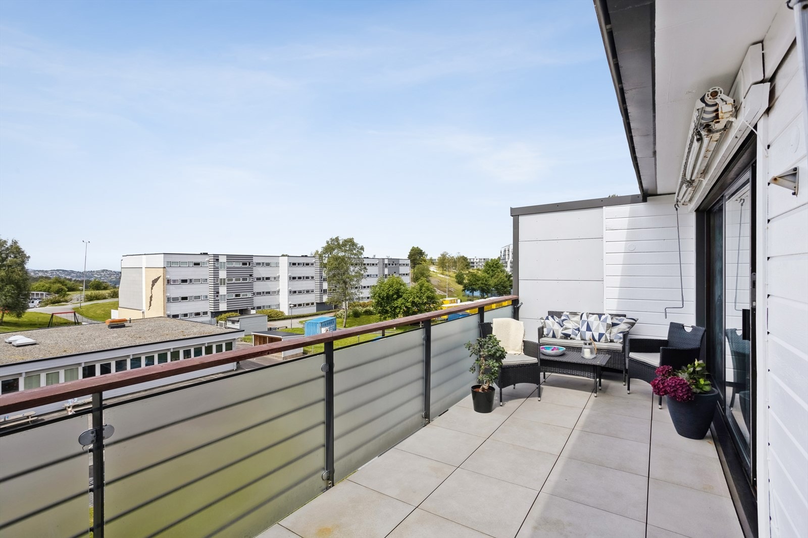 16 kvm balkong med gode solforhold. Her kan man nyte solen til ca 22:30 midtsommers, iflg selger Galleribilde