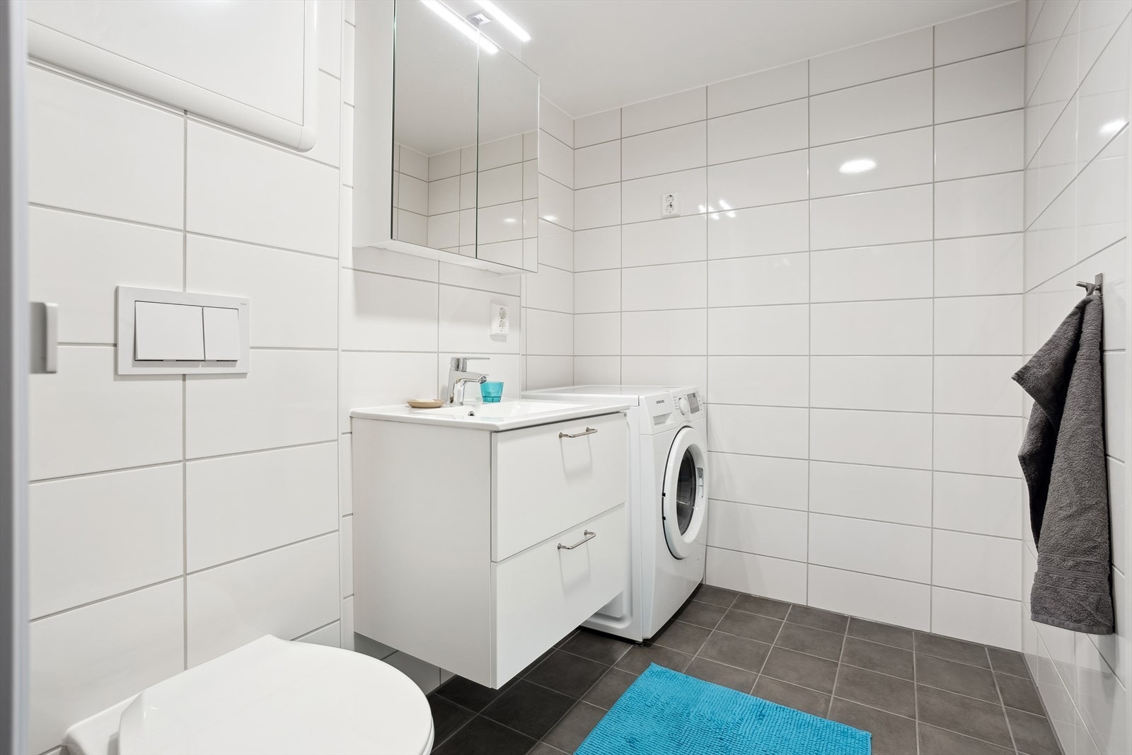 Delikat, helfliset bad, pusset opp i 2024, i regi av borettslaget. Galleribilde