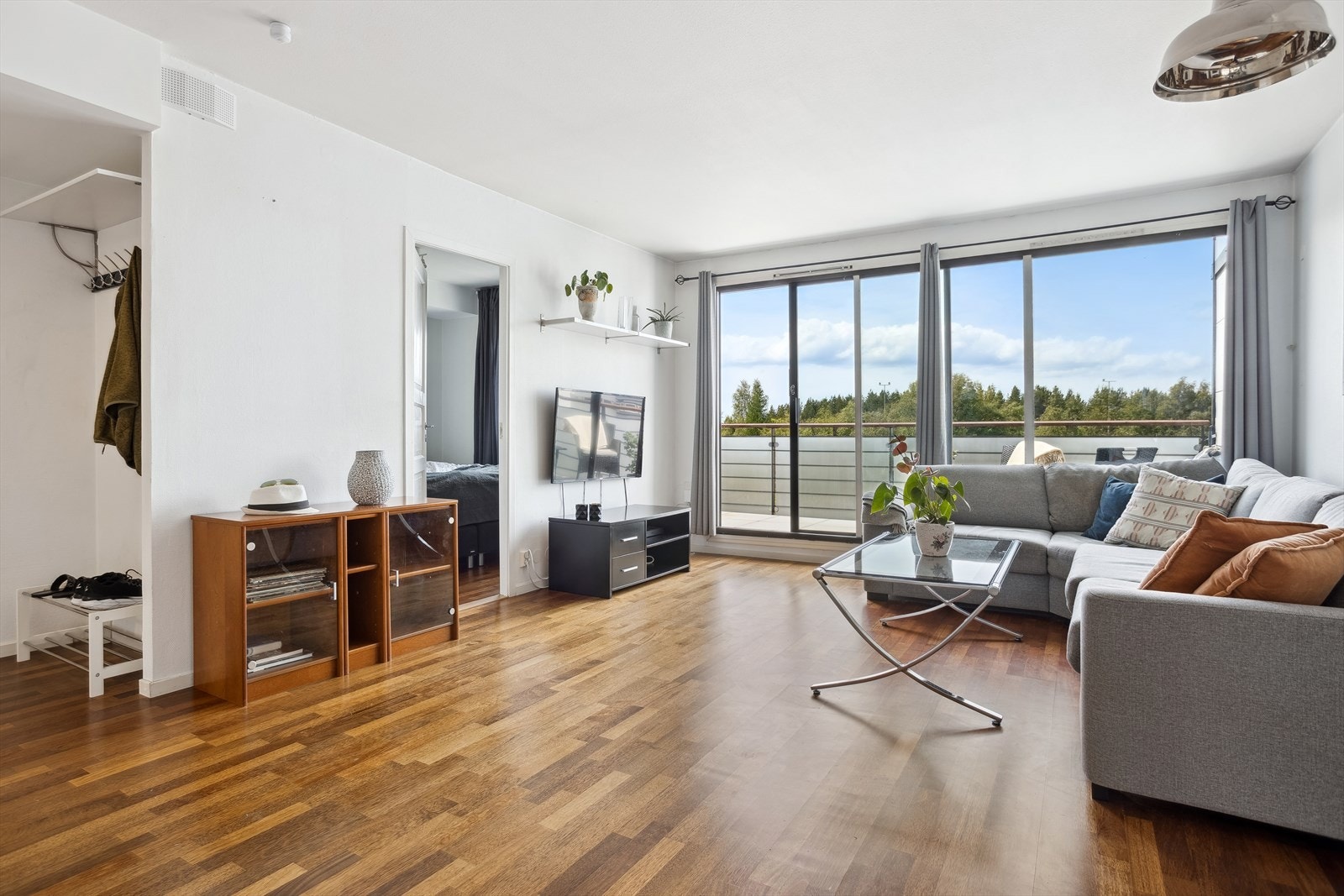 Stuen har lyse overflater og er enkel å møblere. Balansert ventilasjon i stuen. Galleribilde