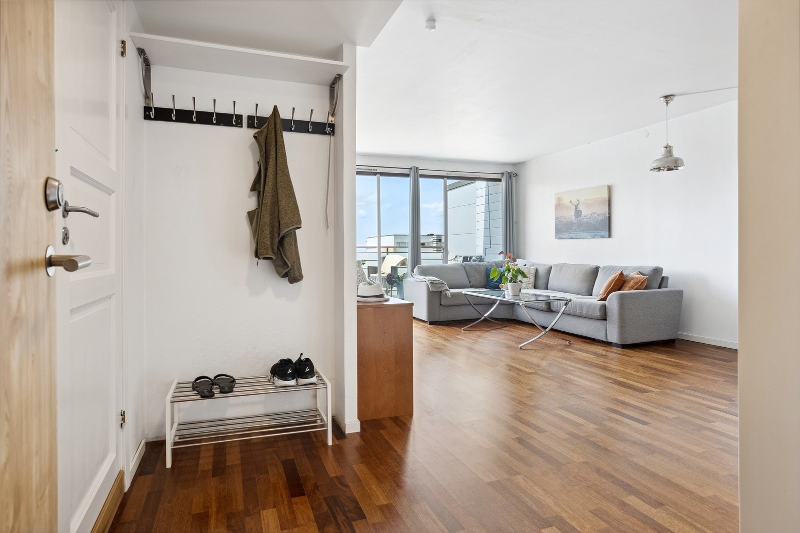 Gang med egen nisje for å henge fra seg yttertøy. Galleribilde