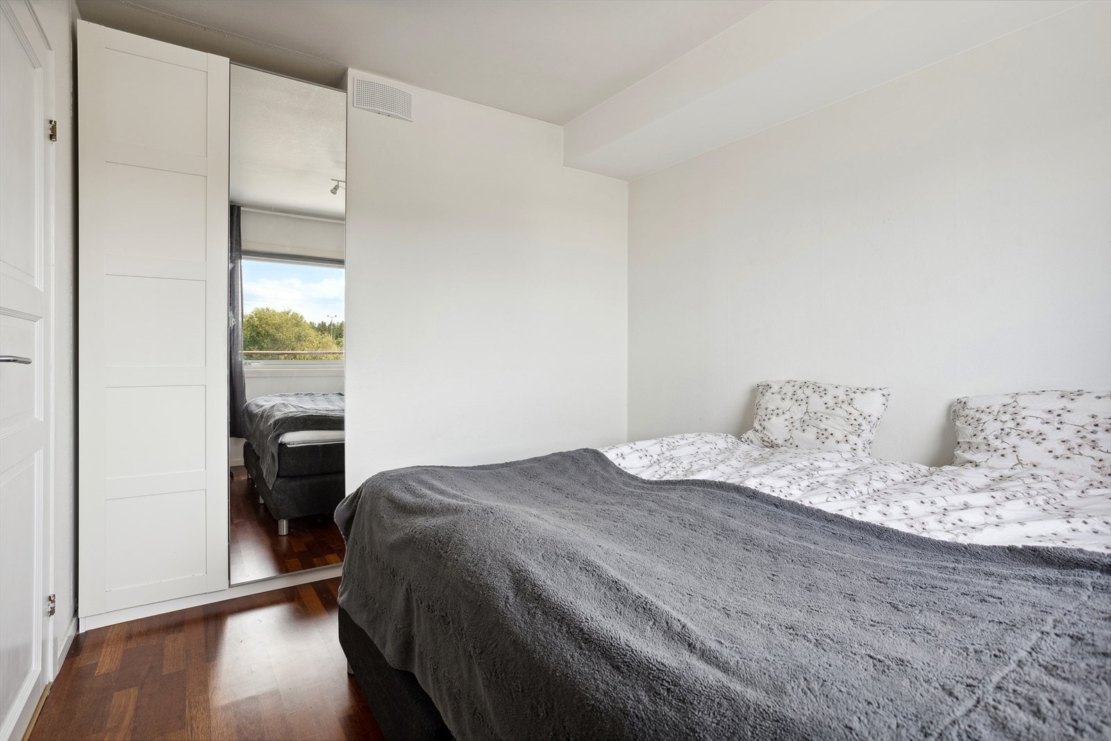 Romslig soverom med plass til dobbelseng og nattbord. Garderobeskap. Galleribilde