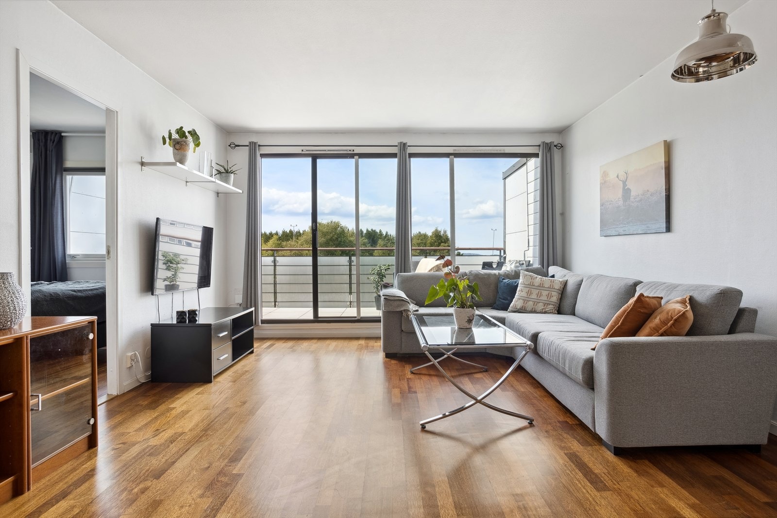 Store vindusflater i stuen sørger for rikelig med naturlig lysinnslipp. Galleribilde