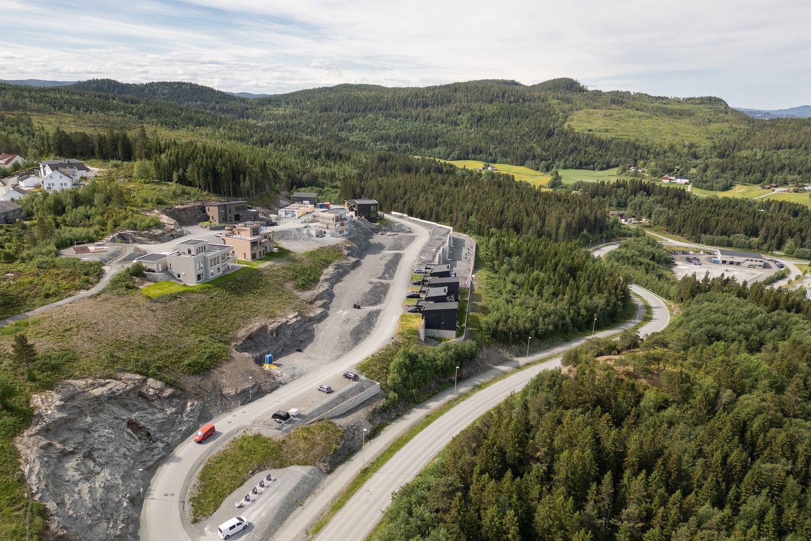 Boligfeltet har ypperlig beliggenhet for barnefamilie da det er kort vei til barnehager, Lånke barneskole, idrettsanlegg samt butikker. Galleribilde