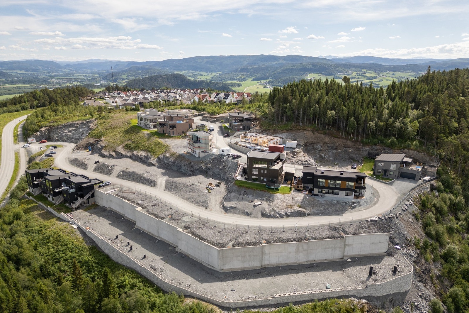 Alle tomtene i feltet er skrående, noe som sikrer fantastisk utsikt fra alle tomtene. Boligfeltet består av både ene- og tomannsboliger, hvor reguleringsplanen tillater enebolig med utleie noe som gir en lavere bokostnad. Galleribilde