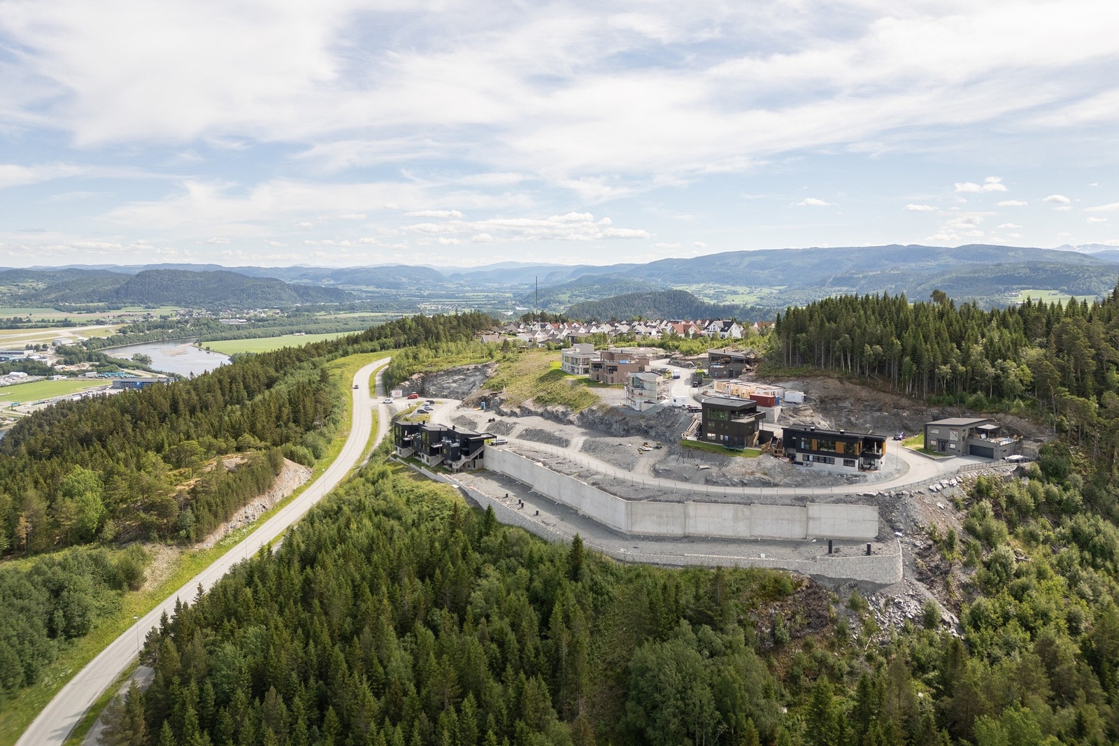 Ved ferdigstillelse vil boligfeltet ha 2 lekeplasser med gangsti gjennom boligfeltet, gaten er også blindvei som gjør det trygt for barn å ferdes i boligfeltet. Galleribilde