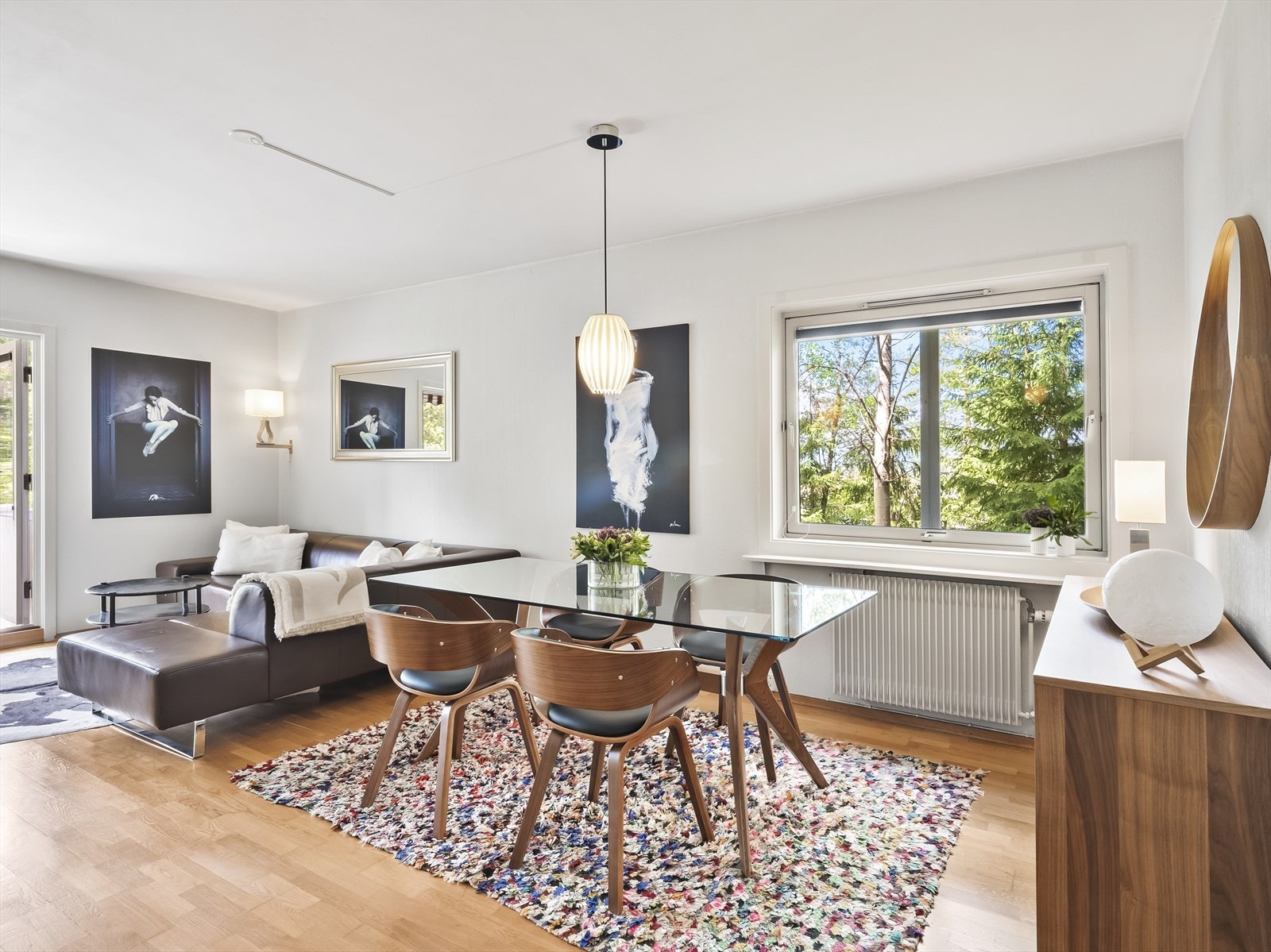 Velkommen til denne lyse og romslige 2-roms endeleiligheten beliggende i høy 1. etg med skogen som nærmeste nabo. Galleribilde