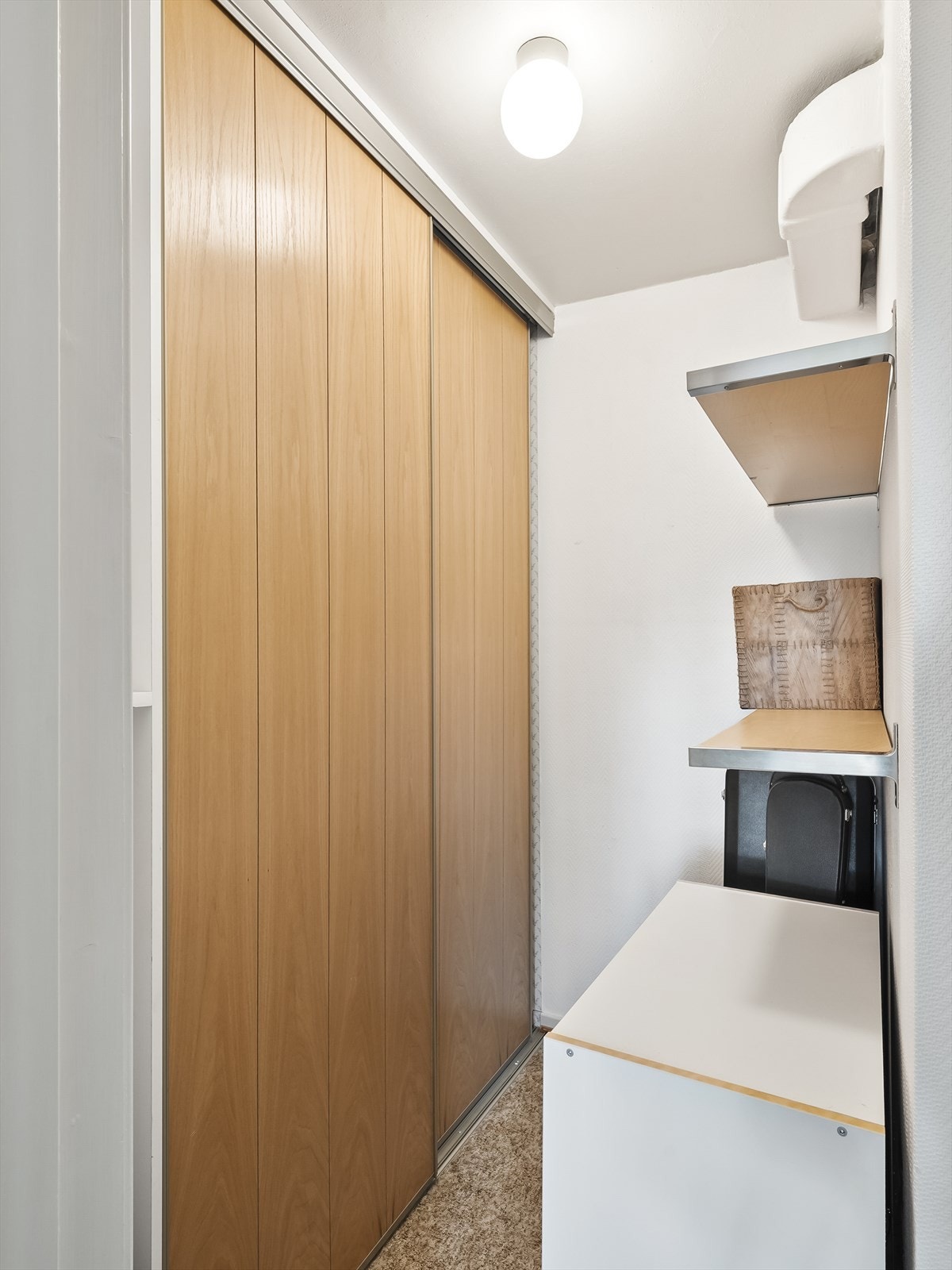 Praktisk bod med skyvedørsgarderobe og hylleløsninger med inngang fra soverommet. Galleribilde