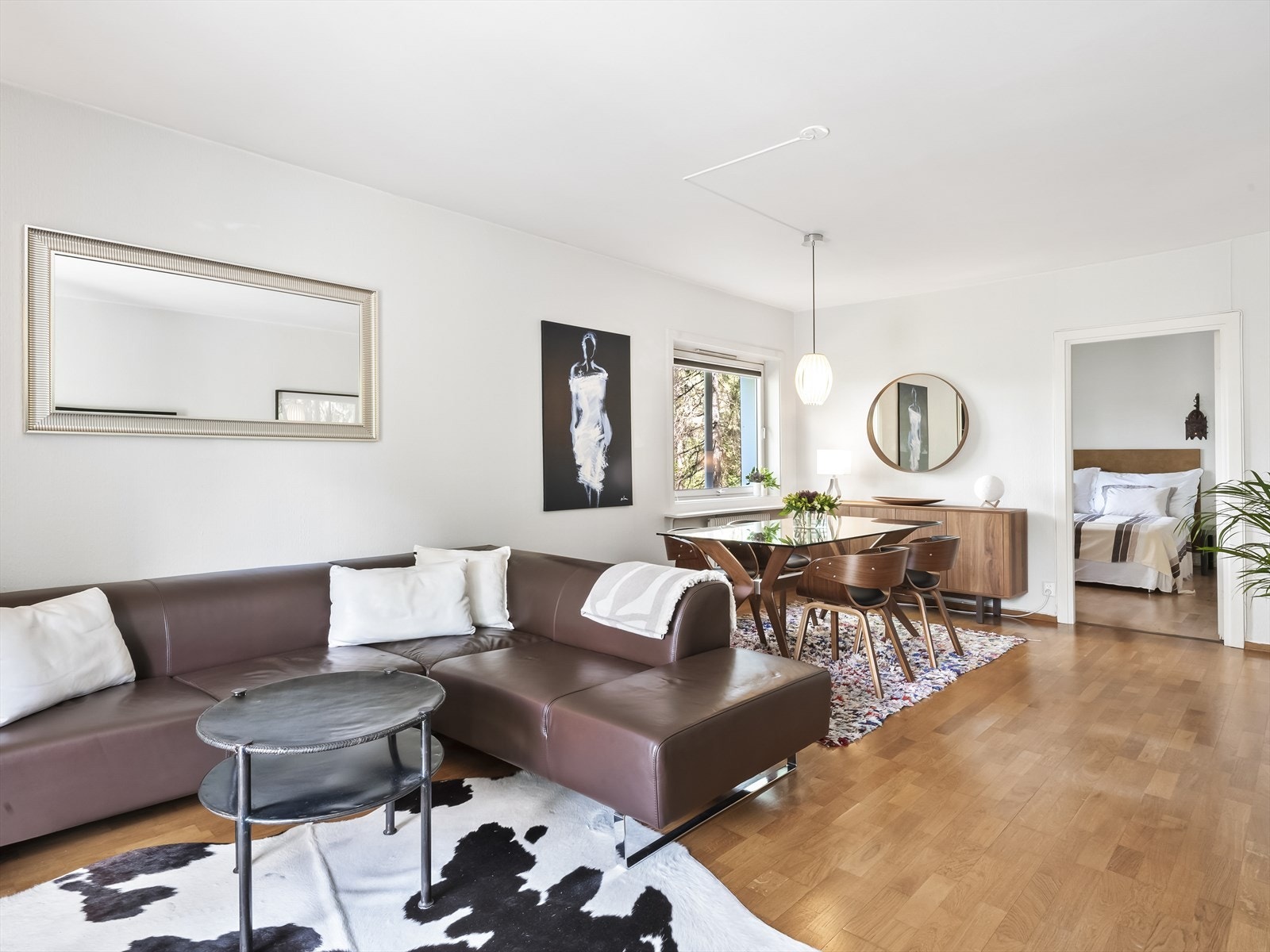 Lys og luftig stue med parkett på gulv, malte vegger og malt tak. Galleribilde