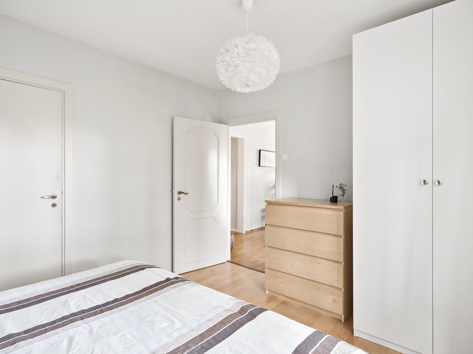 Romslig soverom med parkett gulv, malte vegger og malt tak. Det er montert garderobeskap på soverommet. Videre er det inngang til en praktisk bod med skyvedørsgarderobe og hylleløsninger. Galleribilde
