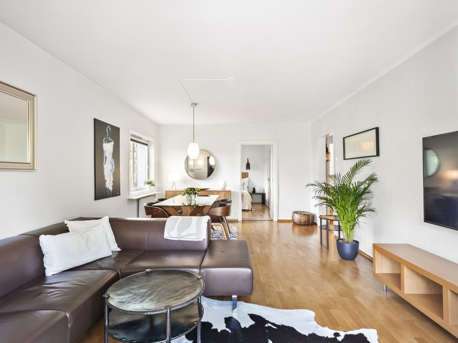 Lys og luftig stue med parkett på gulv, malte vegger og malt tak. Galleribilde